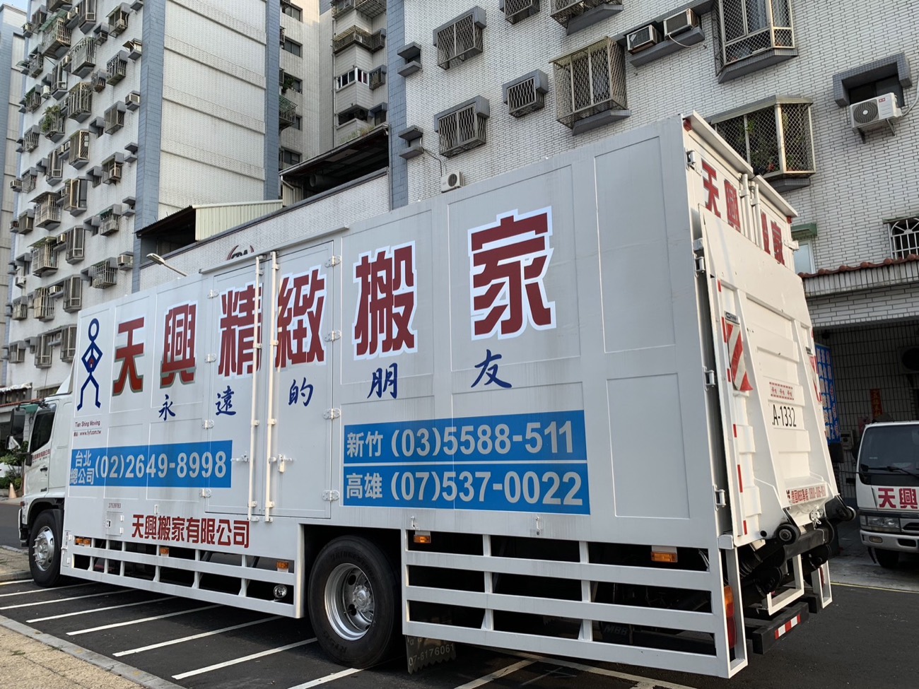 品牌搬家專車 · 街邊待命